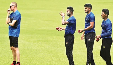 পাওয়ারপ্লেতে নির্দয় বোলিং চাই